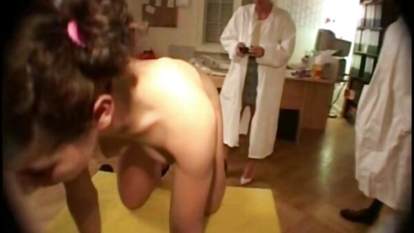 Hübsche langhaarige Brünette öffnet Kerls Hose, um seinen starken kostenlose freie sexfilme Schwanz zu lutschen